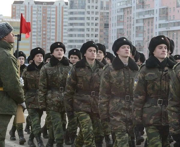 Cadetten van het Moskou Cadet Musical Corps bereiden zich voor op de optocht op 7 November op het Rode plein. — Stockfoto