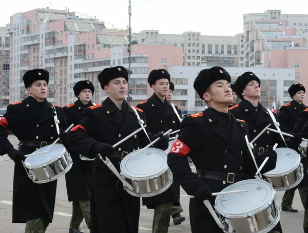 Elever från musikskolan Moskva militär förbereder för paraden den 7 November i Röda torget. — Stockfoto