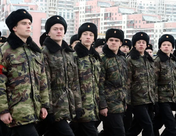 Cadetten van het Moskou Cadet Corps in het geheugen van de helden van de slag om Stalingrad bereiden zich voor op de optocht op 7 November op het Rode plein. — Stockfoto