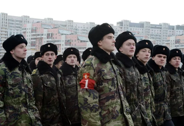 Öğrenciler Moskova Cadet Kolordu Stalingrad Savaşı Kahramanları anısına tören için 7 Kasım kırmızı kare üzerinde hazırlanıyor. — Stok fotoğraf