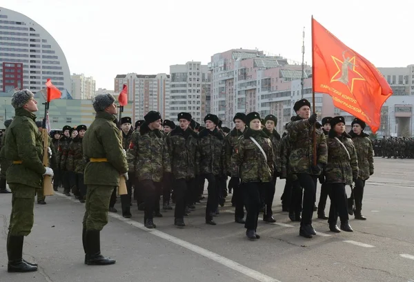 スターリングラードの戦いの英雄を偲んでモスクワの士官候補生隊の士官候補生 11 月 7 日に赤の広場でパレードの準備します。. — ストック写真