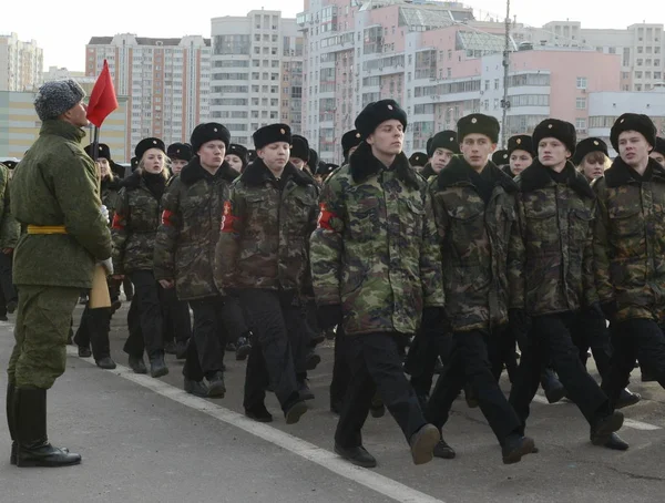 Cadetes do Corpo de Cadetes de Moscou em memória dos heróis da Batalha de Estalinegrado estão se preparando para o desfile no dia 7 de novembro na Praça Vermelha . — Fotografia de Stock