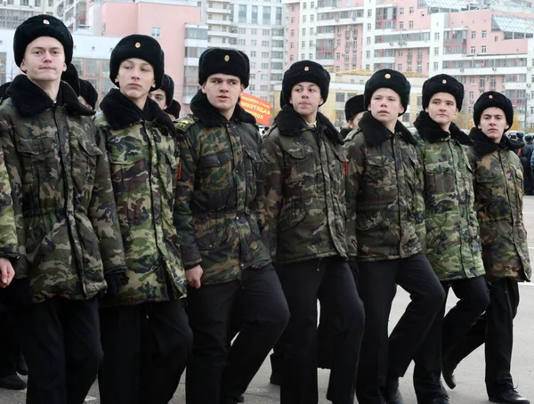 スターリングラードの戦いの英雄を偲んでモスクワの士官候補生隊の士官候補生 11 月 7 日に赤の広場でパレードの準備します。. — ストック写真