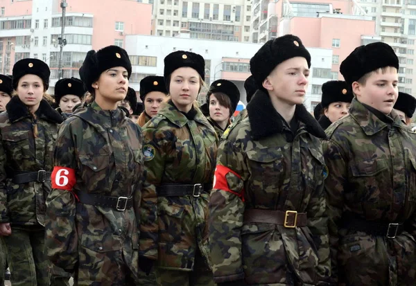 士官候補生士官候補生モスクワ外交団の赤の広場で 11 月 7 日のパレードの準備をしています。. — ストック写真