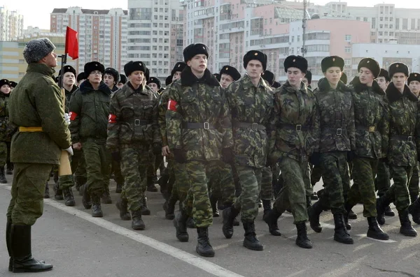 Os Cadetes do Corpo Diplomático do Cadete de Moscou estão se preparando para o desfile de 7 de novembro na Praça Vermelha . — Fotografia de Stock