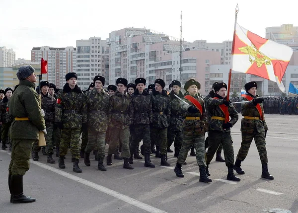 Kadetów z korpusu dyplomatycznego Cadet Moskwa przygotowują się do 7 listopada parady na placu czerwonym. — Zdjęcie stockowe