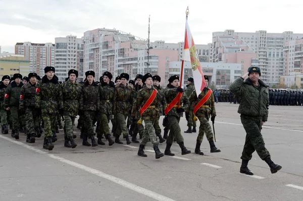 Kadetów z korpusu dyplomatycznego Cadet Moskwa przygotowują się do 7 listopada parady na placu czerwonym. — Zdjęcie stockowe