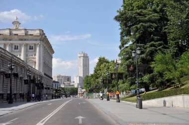 Madrid, İspanya - 2 Temmuz, 2011:Bailen Street Madrid Tower Manzaralı.