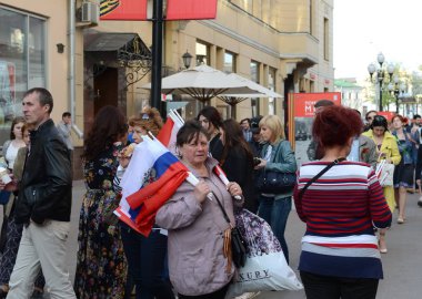  İnsanlar Arbat zafer gününde kutlamak.