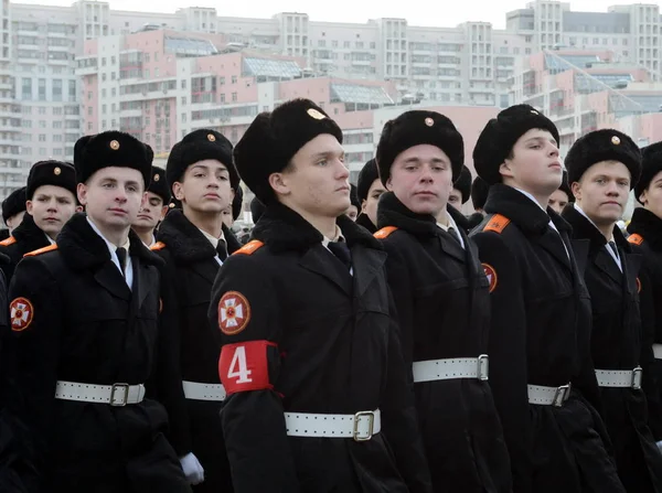  Öğrenciler Moskova St George Cadet Kolordu geçit töreni için 7 Kasım Kızıl Meydan hazırlanıyorlar.