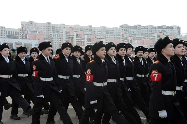  Öğrenciler Moskova St George Cadet Kolordu geçit töreni için 7 Kasım Kızıl Meydan hazırlanıyorlar.
