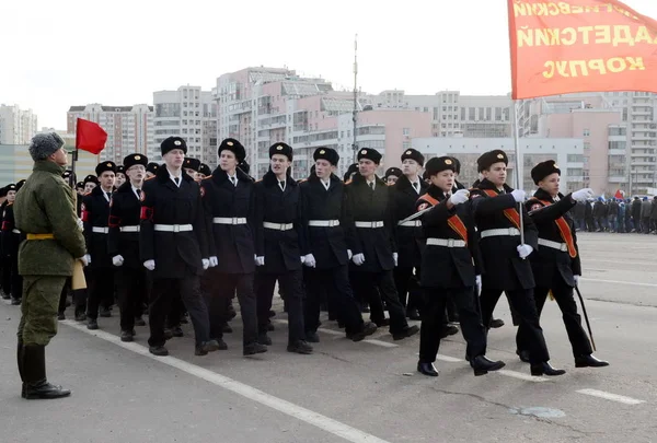  Öğrenciler Moskova St George Cadet Kolordu geçit töreni için 7 Kasım Kızıl Meydan hazırlanıyorlar.