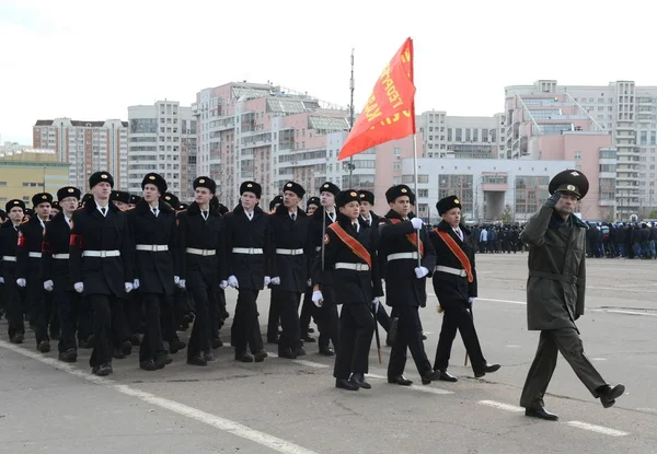 Kadetten des Kadettenkorps der Georgenschule in Moskau bereiten sich auf die Parade am 7. November auf dem Roten Platz vor. — Stockfoto