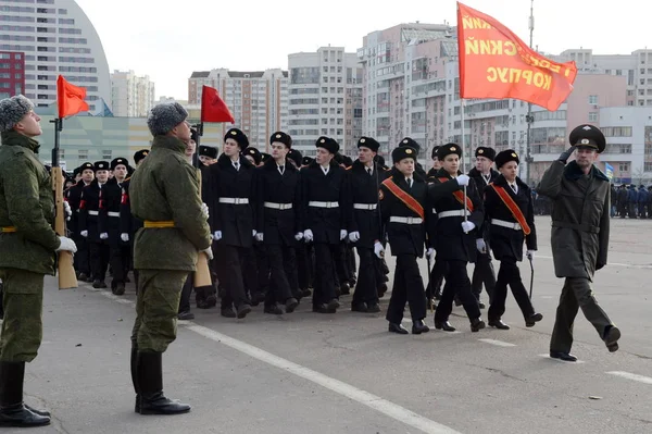 Курсанти Москва Санкт Джордж кадетського корпусу готуються парад по 7 листопада на Червоній площі. — стокове фото