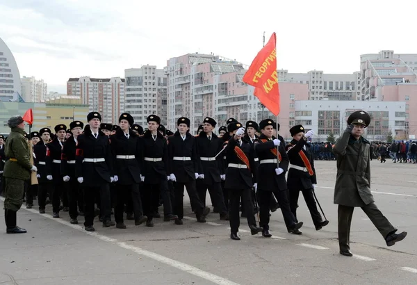 I cadetti del Corpo dei Cadetti di San Giorgio di Mosca si preparano alla sfilata del 7 novembre sulla Piazza Rossa . — Foto Stock