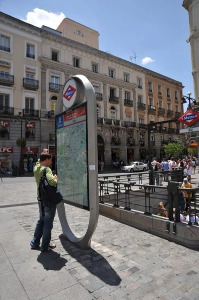 Madrid Spanien Juli 2011 Unbekannter Mann Schema Der Madrid Metro — Stockfoto