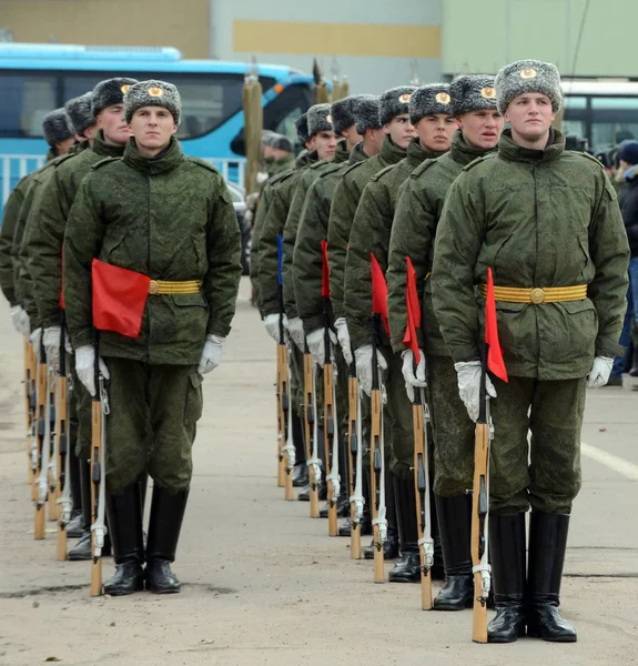 154 ayrı komutanın başkalaşım alayı askerleri geçit töreni için 7 Kasım Kızıl Meydan hazırlanıyorlar. — Stok fotoğraf