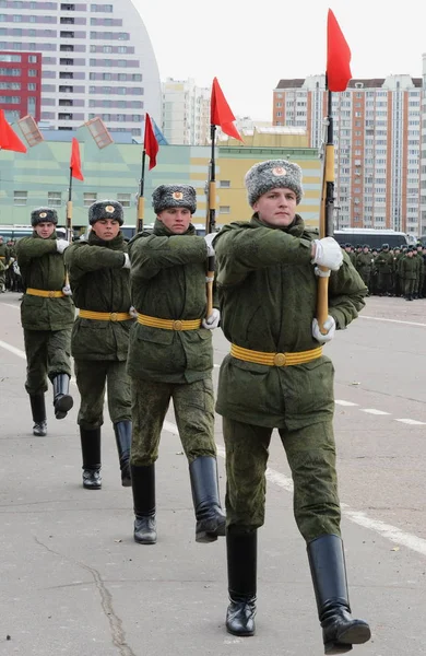 Soldaten van 154 afzonderlijke commandant Transfiguratie regiment bereiden zich voor op de optocht op 7 November op het Rode plein. — Stockfoto