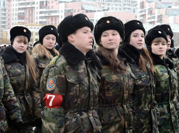 Cadets de l'École des cadets de Moscou No. 1721 se préparent pour le défilé le 7 Novembre sur la Place Rouge . — Photo