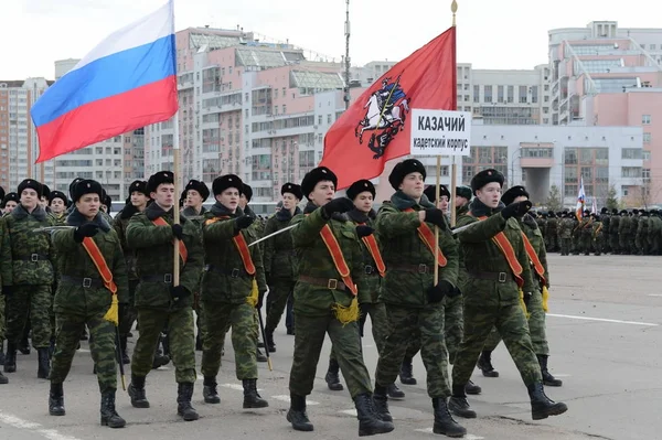 Kadetter av Moskva kosack Cadet kåren förbereder för paraden den 7 November på Röda torget. — Stockfoto