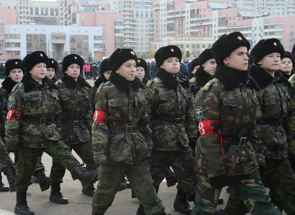 2 모스크바 사관 학교 생도 군단의 생도 붉은 광장에 11 월 7 일 퍼레이드를 준비 하. — 스톡 사진