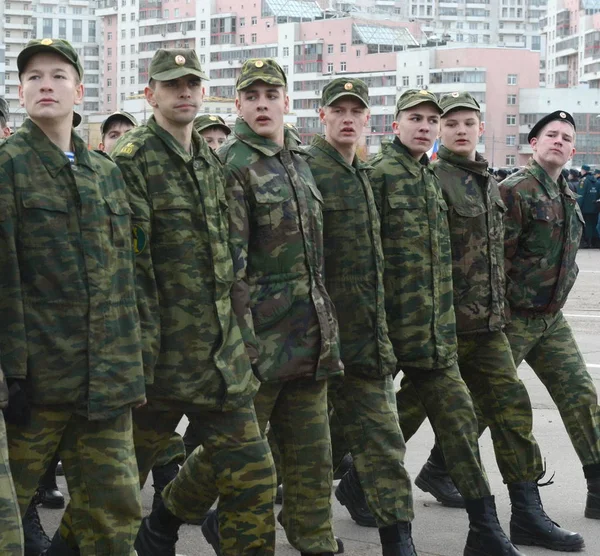 Cadetes do Corpo de Justiça do Cadete de Moscou estão se preparando para o desfile no dia 7 de novembro na Praça Vermelha . — Fotografia de Stock