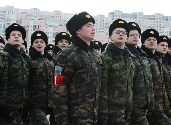 Öğrenciler sonra Alexander Nevsky adlı Moskova öğrenci okul geçit töreni için 7 Kasım kırmızı kare üzerinde hazırlanıyor. — Stok fotoğraf