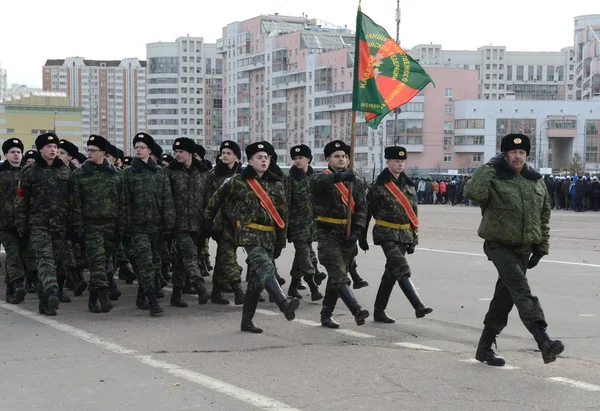 Les cadets de l "école de cadets de Moscou portant le nom d'Alexandre Nevsky se préparent pour le défilé du 7 novembre sur la Place Rouge . — Photo