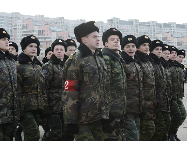 I cadetti della scuola cadetti di Mosca intitolata ad Alexander Nevsky si stanno preparando per la parata del 7 novembre sulla Piazza Rossa . — Foto Stock