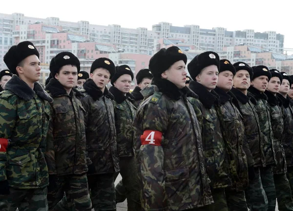 Les cadets de l "école de cadets de Moscou portant le nom d'Alexandre Nevsky se préparent pour le défilé du 7 novembre sur la Place Rouge . — Photo
