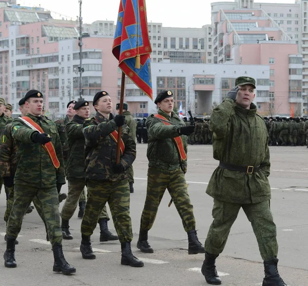 생도 정의의 모스크바 사관 학교 생도 군단의 붉은 광장에서 11 월 7 일 퍼레이드에 대 한 준비는. — 스톡 사진