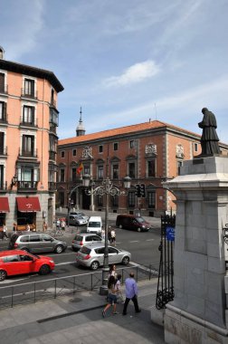 Madrid, İspanya - 2 Temmuz 2011: Görünümünü Bailen sokak Almudena Katedrali.