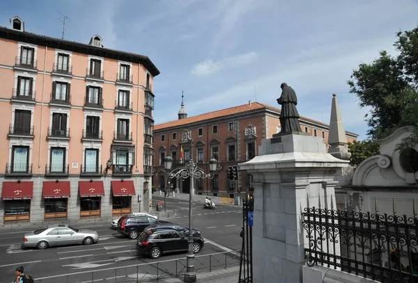 Madrid, İspanya - 2 Temmuz 2011: Görünümünü Bailen sokak Almudena Katedrali.