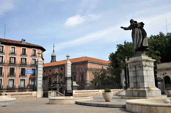 マドリッド スペイン 2011 像ヨハネパウロ二世のアルムデナ大聖堂の前に — ストック写真