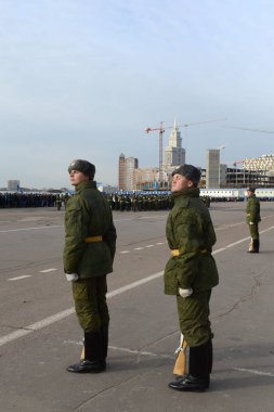  154 ayrı komutanın başkalaşım alayı askerleri geçit töreni için 7 Kasım Kızıl Meydan hazırlanıyorlar.