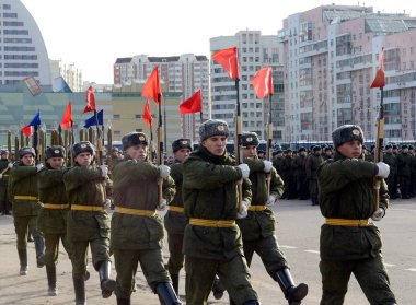  154 ayrı komutanın başkalaşım alayı askerleri geçit töreni için 7 Kasım Kızıl Meydan hazırlanıyorlar.