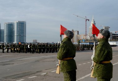  154 ayrı komutanın başkalaşım alayı askerleri geçit töreni için 7 Kasım Kızıl Meydan hazırlanıyorlar.