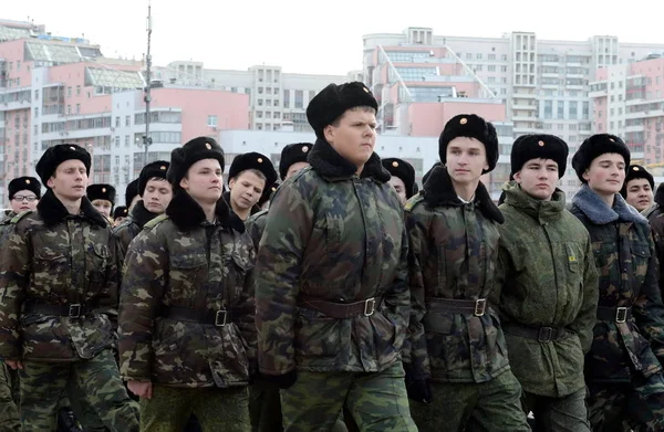 I cadetti del Corpo dei Cadetti di Mosca Petrovsky si preparano alla parata del 7 novembre sulla Piazza Rossa . — Foto Stock