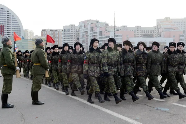 Cadetten van het Moskou Dynamo Cadet Corps bereiden zich voor op de optocht op 7 November op het Rode plein. — Stockfoto