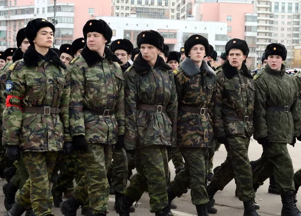 Les cadets du Corps des cadets Petrovsky de Moscou se préparent pour le défilé du 7 novembre sur la Place Rouge . — Photo