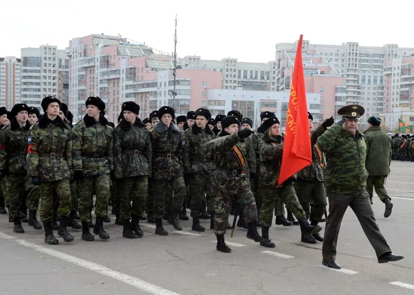 Les cadets du Corps des cadets Petrovsky de Moscou se préparent pour le défilé du 7 novembre sur la Place Rouge . — Photo