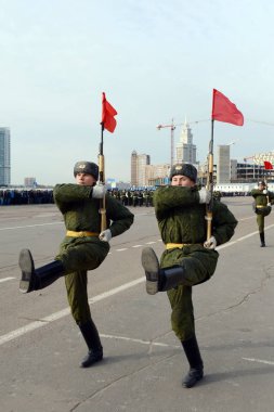  154 ayrı komutanın başkalaşım alayı askerleri geçit töreni için 7 Kasım Kızıl Meydan hazırlanıyorlar.