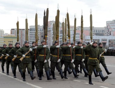  154 ayrı komutanın başkalaşım alayı askerleri geçit töreni için 7 Kasım Kızıl Meydan hazırlanıyorlar.