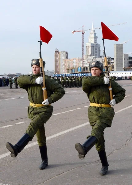 Soldados de 154 regimentos separados de Transfiguração do Comandante estão se preparando para o desfile no dia 7 de novembro na Praça Vermelha . — Fotografia de Stock