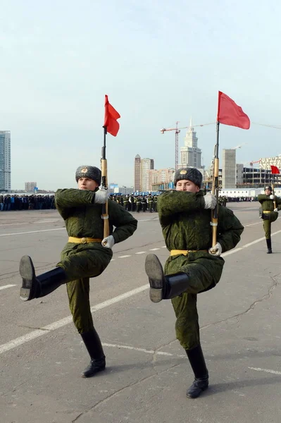 К параду 7 ноября на Красной площади готовятся солдаты 154-го отдельного комендантского Преображенского полка . — стоковое фото