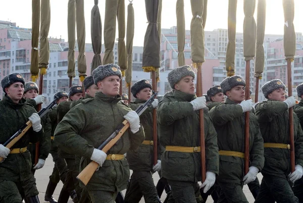 I soldati di 154 reggimento di Trasfigurazione di comandante separato si preparano alla parata il 7 novembre in Piazza Rossa . — Foto Stock