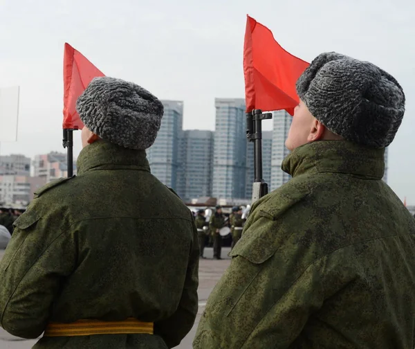 Солдати 154 окремий коменданта Преображенський полку готуються парад по 7 листопада на Красній площі. — стокове фото