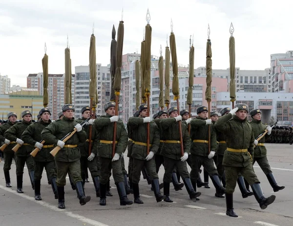  154 ayrı komutanın başkalaşım alayı askerleri geçit töreni için 7 Kasım Kızıl Meydan hazırlanıyorlar.