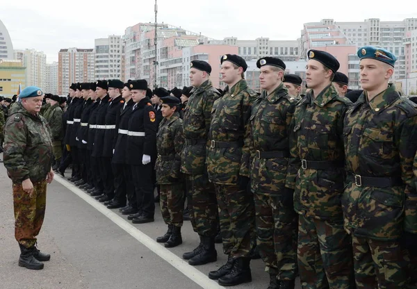 Воспитанники военно-патриотического клуба "Трудовые резервы Москвы" готовятся к параду 7 ноября на Красной площади . — стоковое фото