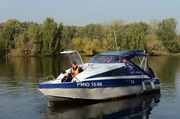 Polis teknesi Ks-700 Serebryany Bor Moskova Nehri üzerinde. — Stok fotoğraf